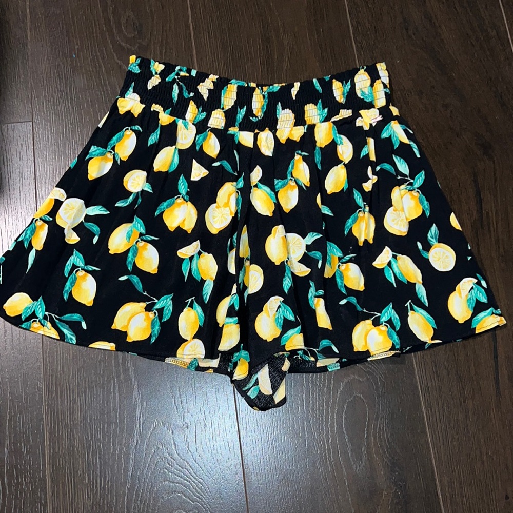 Victoria’s Secret pink size small lemons print shorts